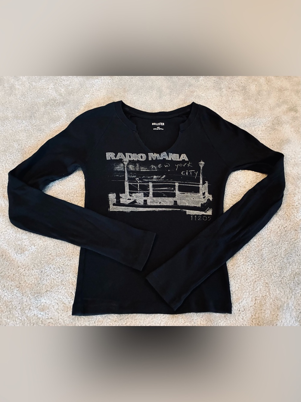 Women’s Size XS Hollister Black Long-Sleeve Graphic Tee with Silver Print